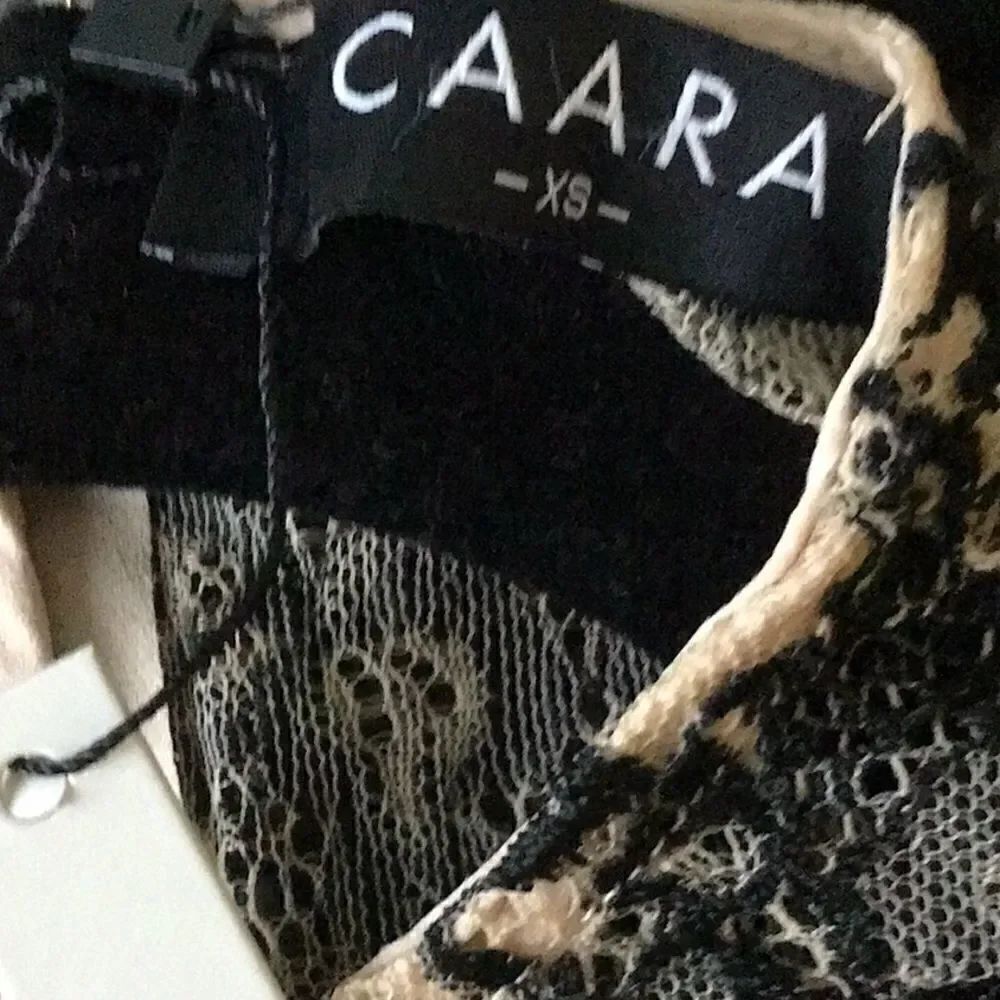CAARA SCALLOPED LACE SHEATH DRESS - Picture 5 of 5